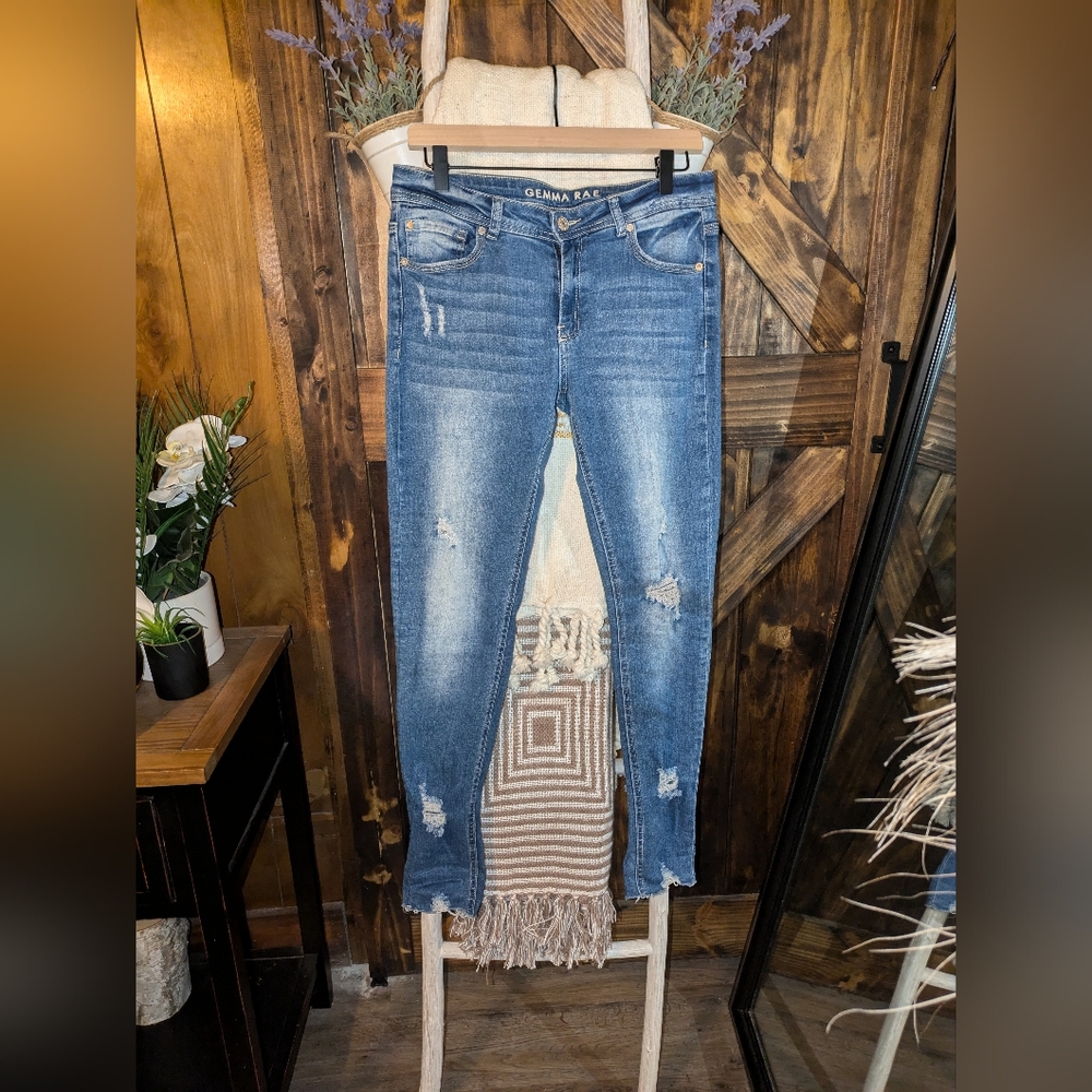 EUC Gemma Rae Medium Wash Skinny Jeans. S 5/27 fits like 9/10